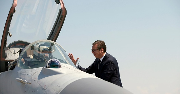 президент Сербии Вучич рядом с МиГ-29